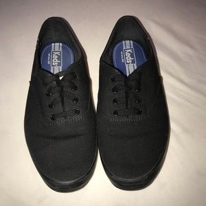 Black ked sneakers